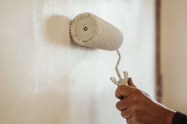 Malerrolle beim Streichen einer Wand