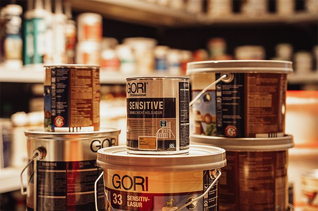 Regal im Farbenhandel