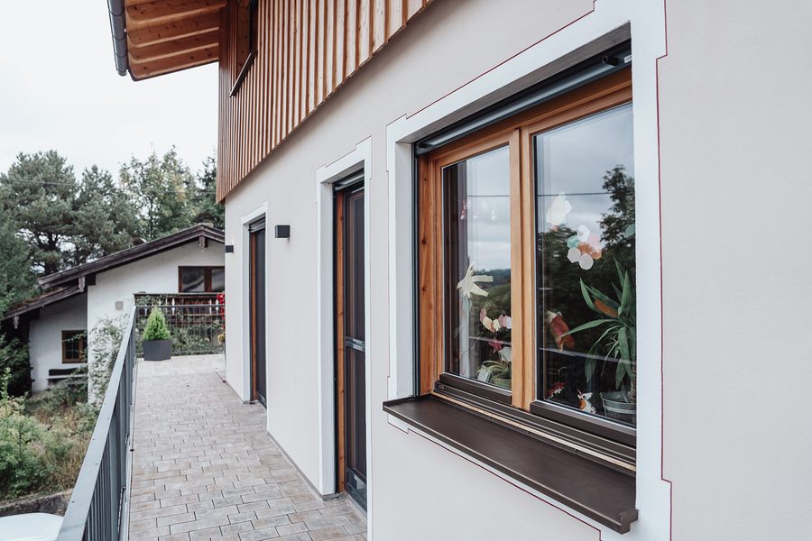 Neu gestrichene Hausfassade von der Seite