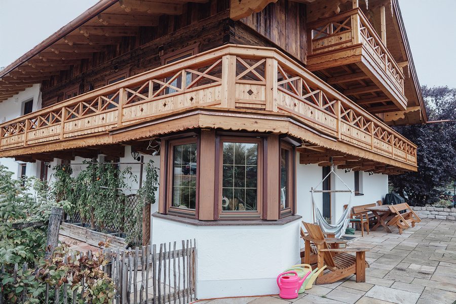 Detail der Hausecke eines Holzhauses