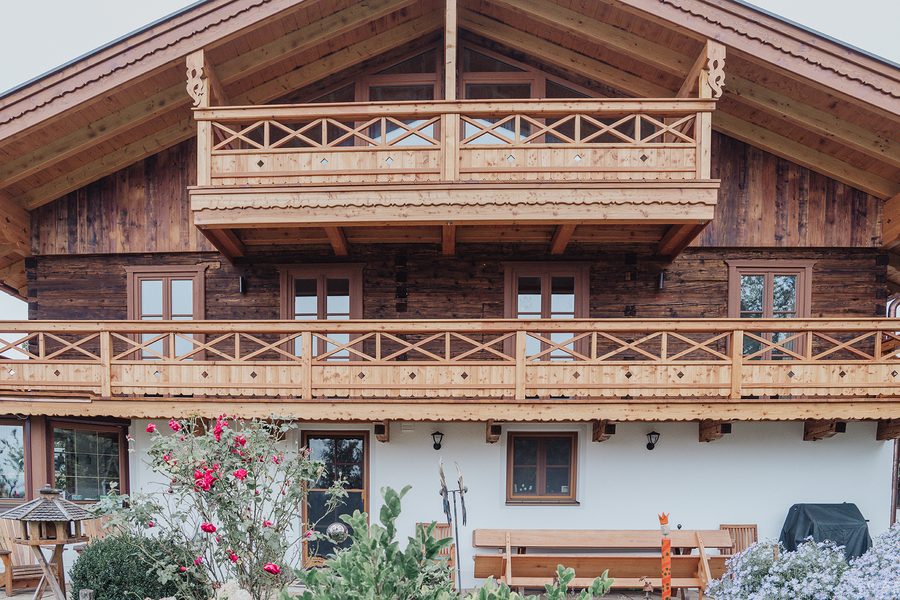 Holzhaus mit neu gestrichener Fassade
