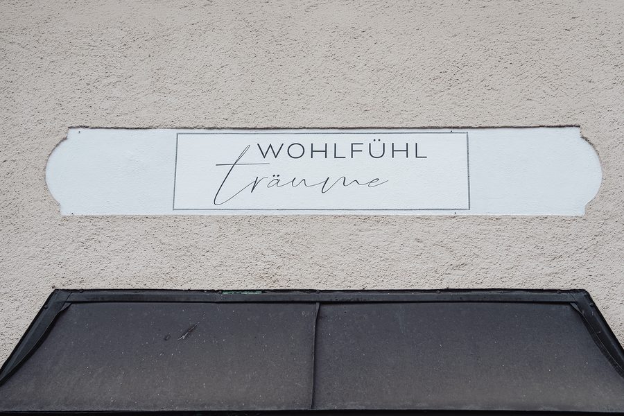 Schriftzug „Wohlfühlträume“ an einer Wand