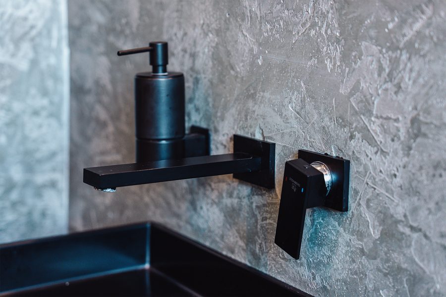 Fugenlose Spachtelwand hinter einem Waschbecken